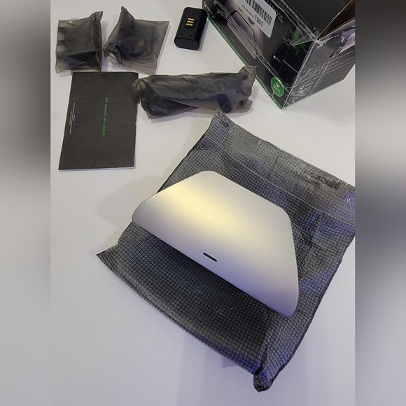 Razer Universal Quick Charging Stand for Xbox Series X|S, Lunar Shift - Picture 8 of 16